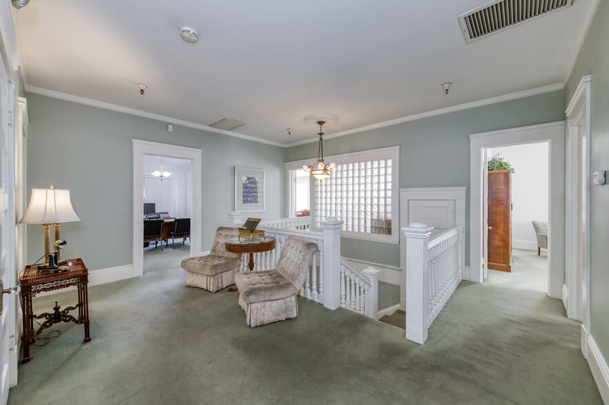 More Photos Of 916 E Divisadero St, Fresno Funeral Home For Sale