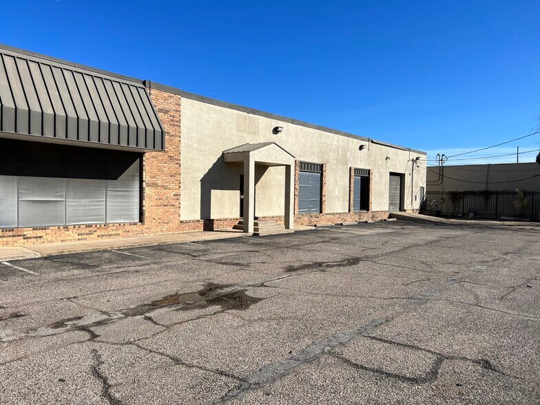 More Photos Of 11142 Shady Trl, Dallas Flex For Lease