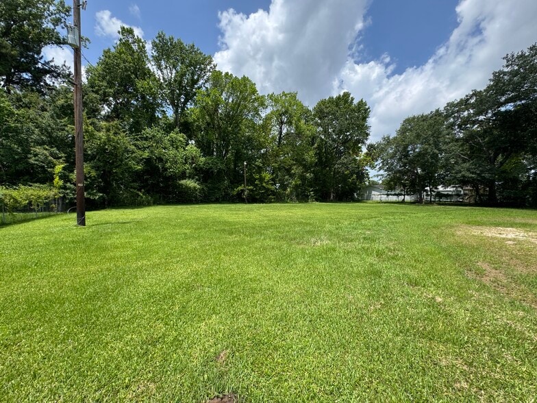 More Photos Of 1208 S Chestnut St, Lufkin Showroom For Sale