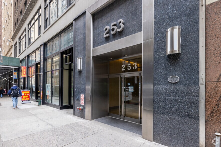 More Photos Of 253 W 35th St, New York Office For Lease