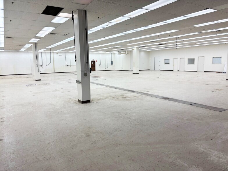 More Photos Of 135 Prestige Park Cir, East Hartford Light Manufacturing For Sale