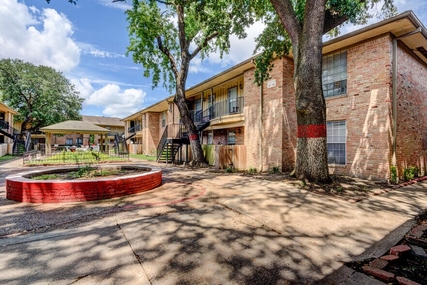 More Photos Of 5704 Edgemoor Dr, Houston Apartments For Sale