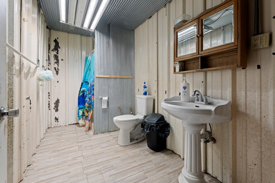 More Photos Of 57530 E Highway 59, Fairland Manufacturing For Sale