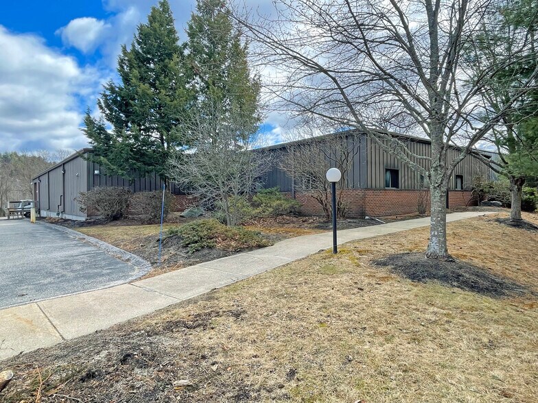 Primary Photo Of 7 Eastpoint Dr, Hooksett Warehouse For Lease