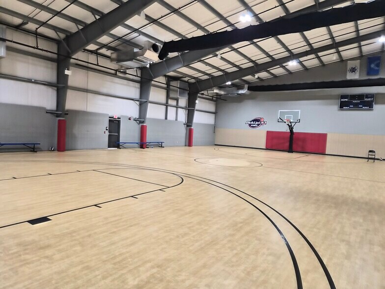 More Photos Of 8200 Cypress Plaza Dr, Jacksonville Health Club For Lease