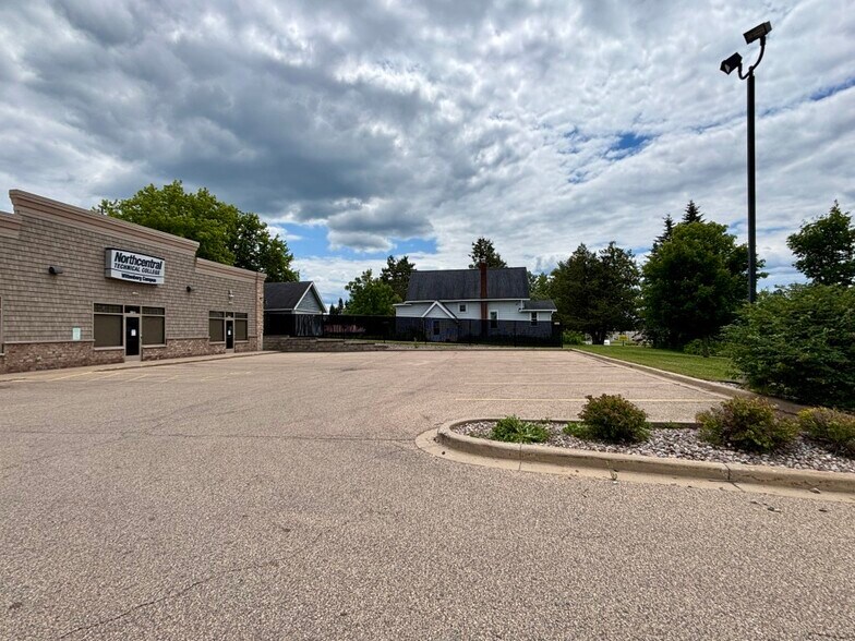More Photos Of 402 N Genesee St, Wittenberg Fast Food For Sale