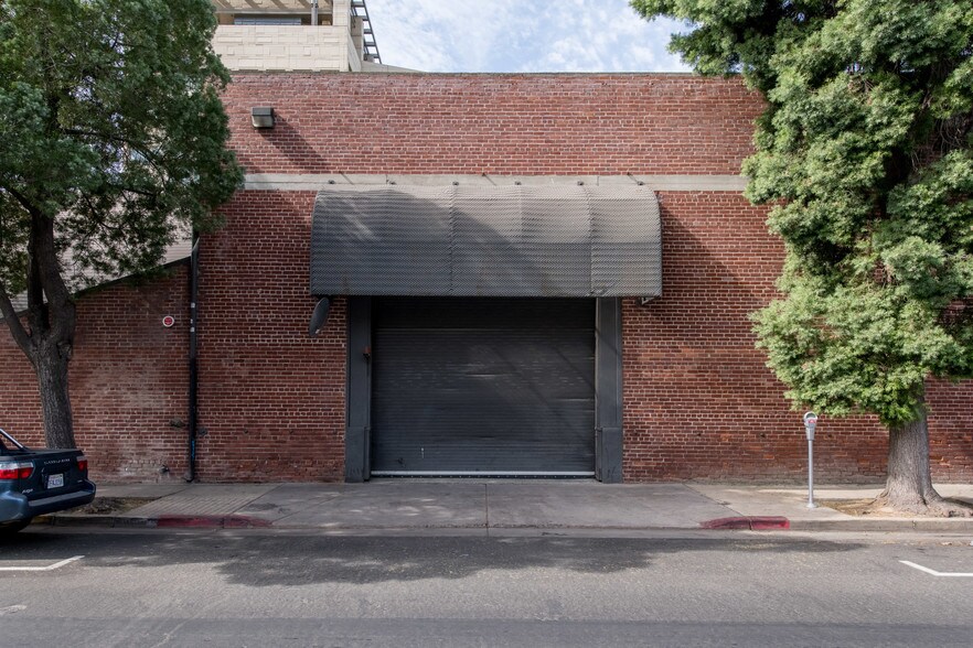More Photos Of 907-911 Santa Fe Ave, Fresno Flex For Sale