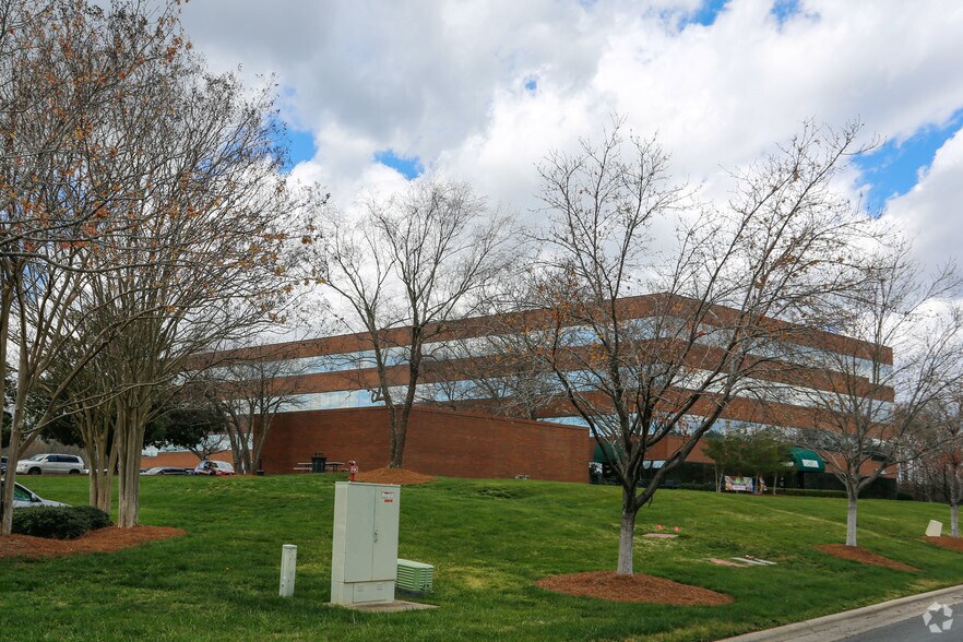 More Photos Of 4944 Parkway Plaza Blvd, Charlotte Office For Lease