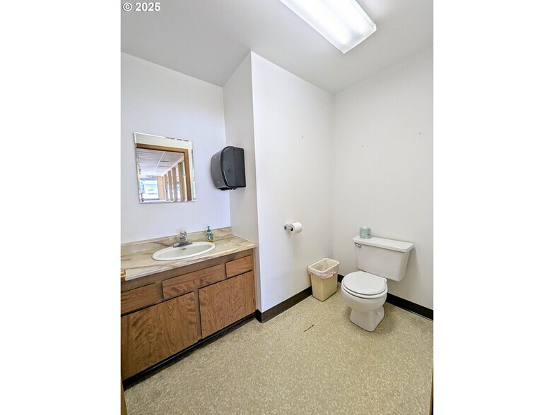 More Photos Of 1520 Adams Ave, La Grande Storefront Retail Office For Sale