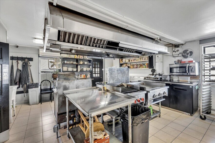 More Photos Of 225 Iyannough Rd, Hyannis Restaurant For Sale