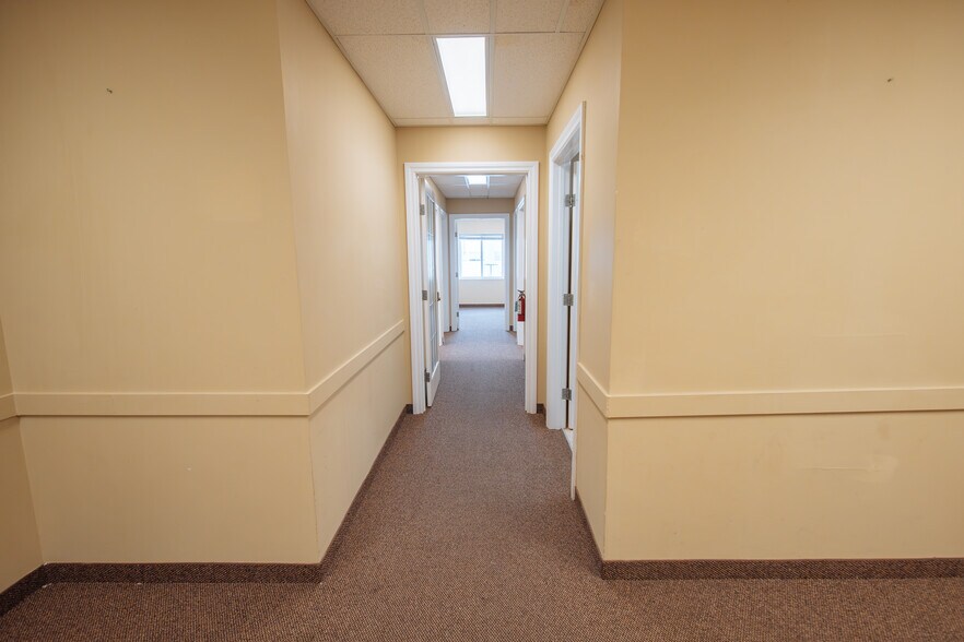 More Photos Of 32 Westwinds Cres NE, Calgary Flex For Lease