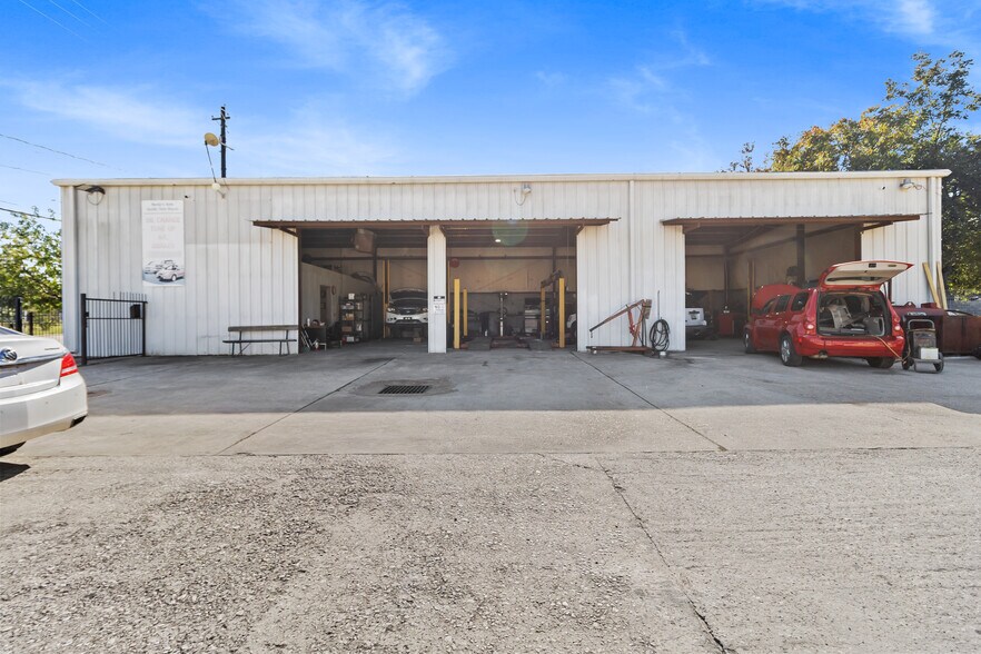 More Photos Of 7215 N Shepherd Dr, Houston Auto Repair For Sale