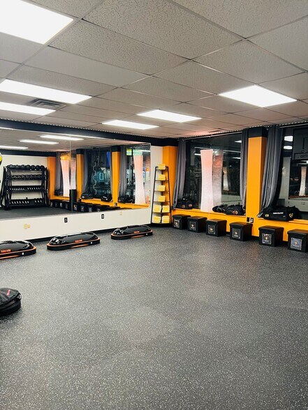 More Photos Of 500-502 Main St, Waltham Storefront Retail Residential For Lease