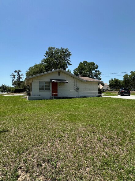 More Photos Of 402 W Highlands Blvd, Inverness Medical For Sale