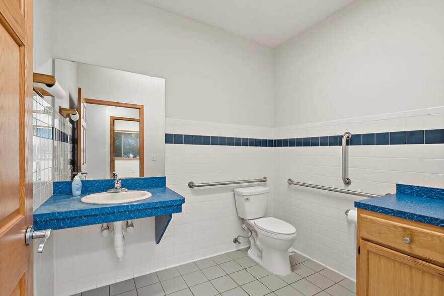 More Photos Of 2560-2568 Rice St, Saint Paul Office For Sale