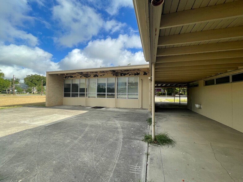 More Photos Of 216 E College St, Seguin Flex For Sale