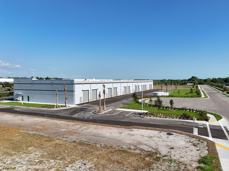 More Photos Of 7707 24th Ct E, Sarasota Industrial For Lease