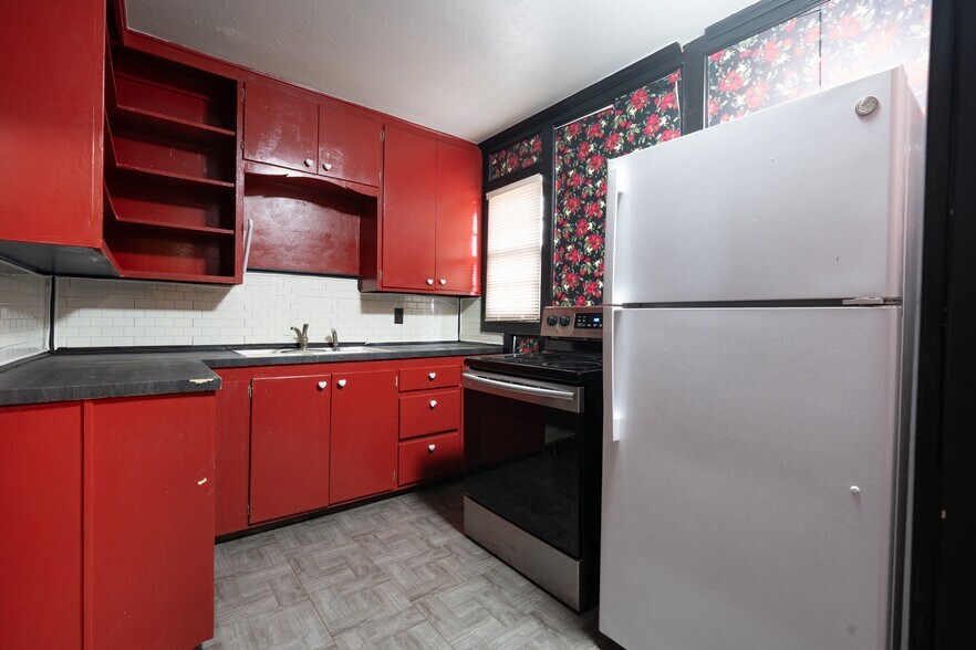 More Photos Of 3501 N Rockwell Ave, Bethany Office For Sale