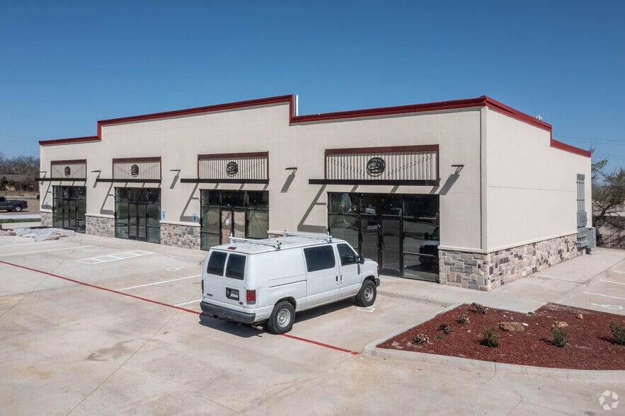 More Photos Of 2001 Southeast Pky, Arlington Storefront Retail Office For Sale