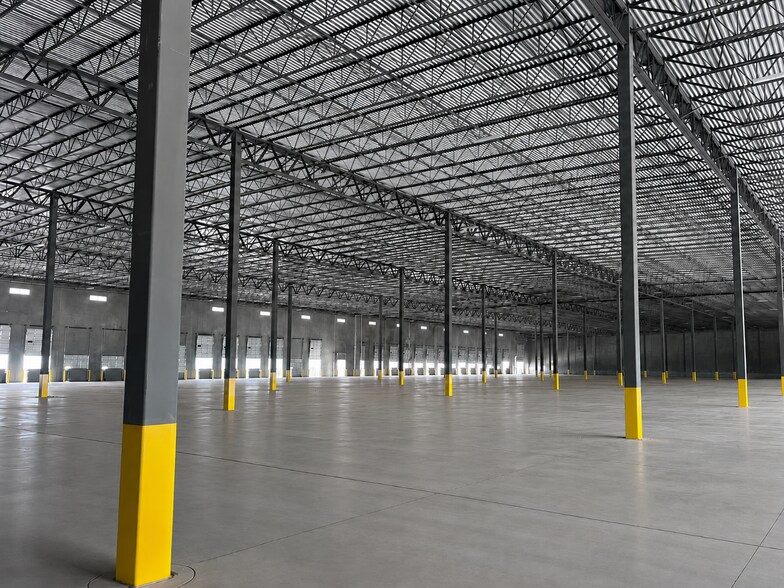 More Photos Of 7805 Padre Island Hwy, Brownsville Warehouse For Lease