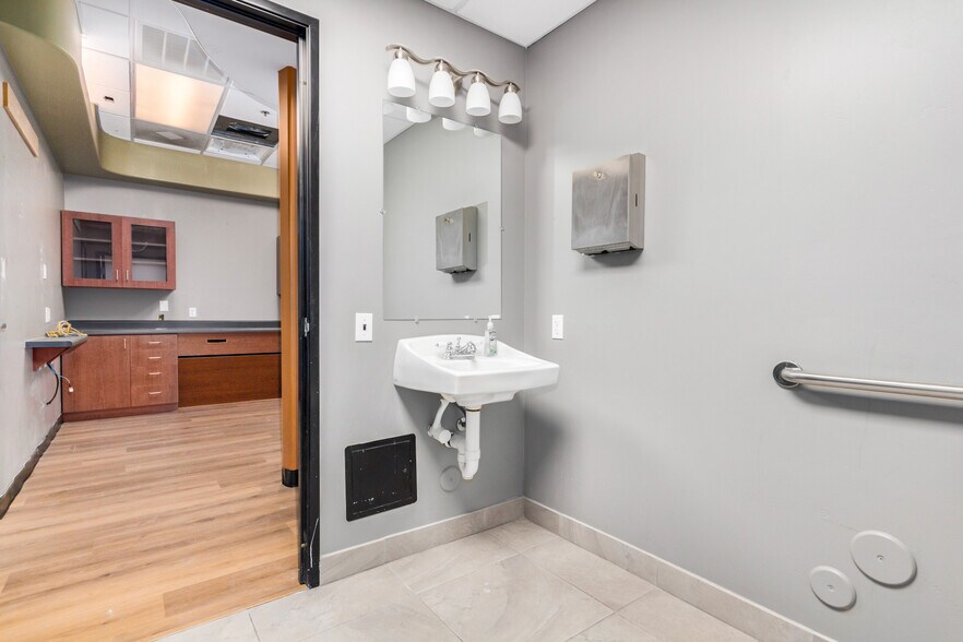 More Photos Of 13575 W Indian School Rd, Litchfield Park Medical For Lease