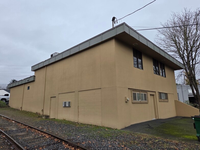More Photos Of 1976 SE Ochoco St, Milwaukie Office For Lease