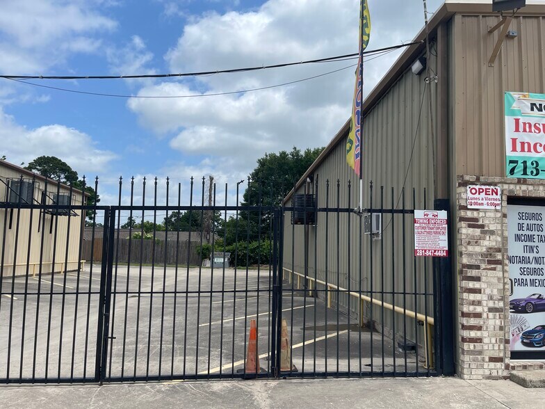 More Photos Of 461 W Gulf Bank Rd, Houston General Retail For Lease