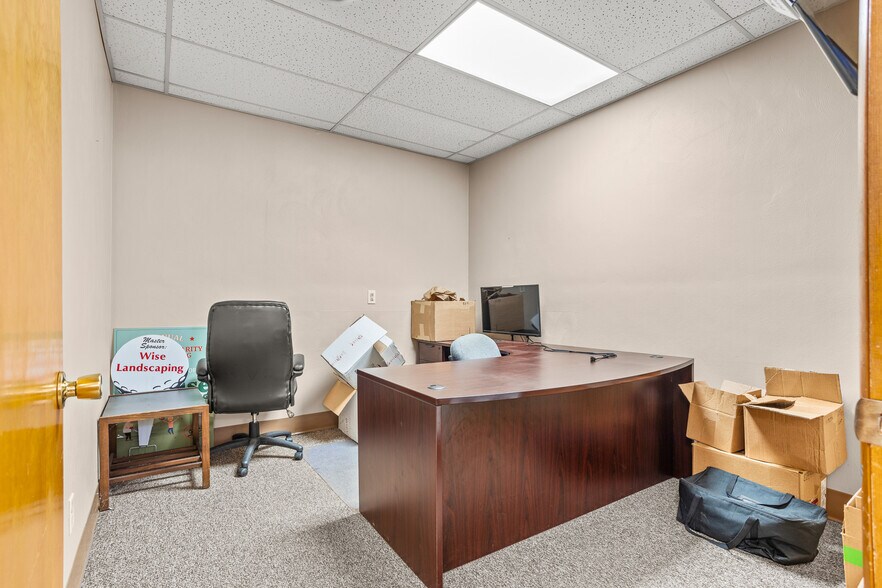 More Photos Of 105 Sycamore St, Medway Medical For Sale