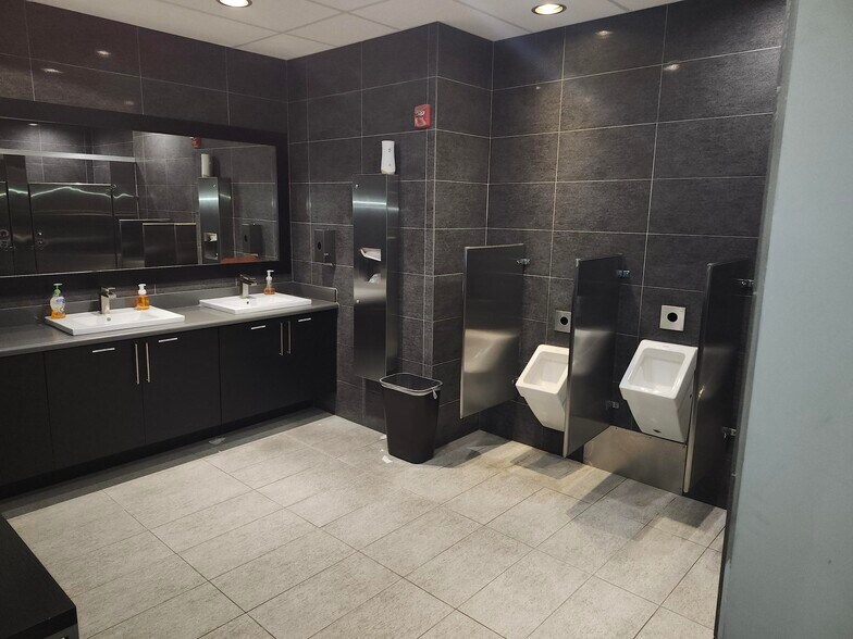 More Photos Of 831 Jupiter Park Dr, Jupiter Manufacturing For Sale