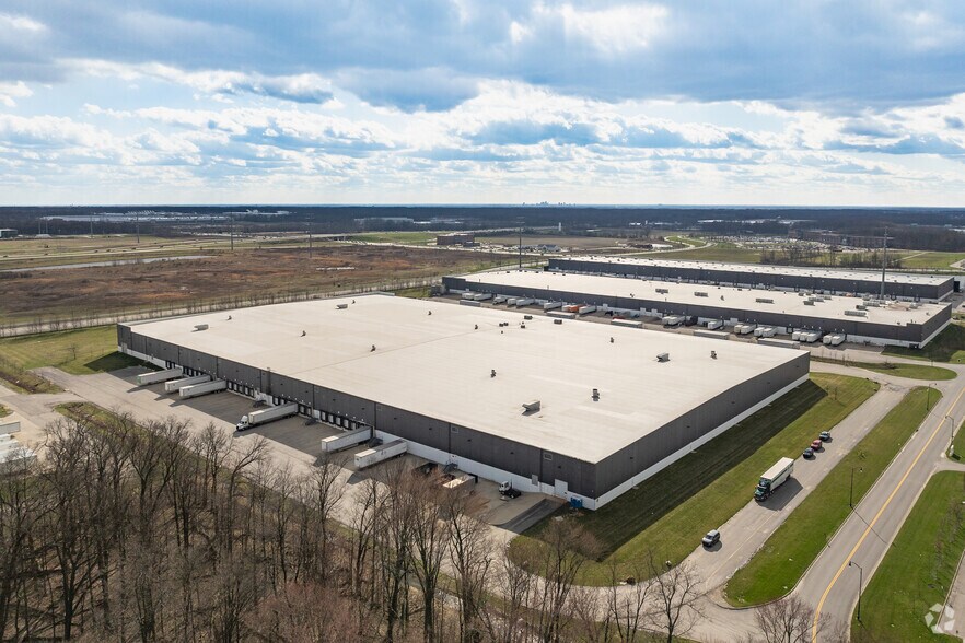 More Photos Of 9000 Smith's Mill Rd, New Albany Warehouse For Lease