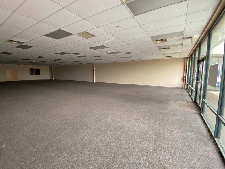 More Photos Of 122 W George E Phelps Blvd, Carthage General Retail For Lease
