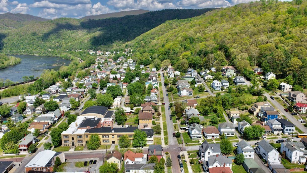 More Photos Of 323 Ballengee St, Hinton Office For Sale