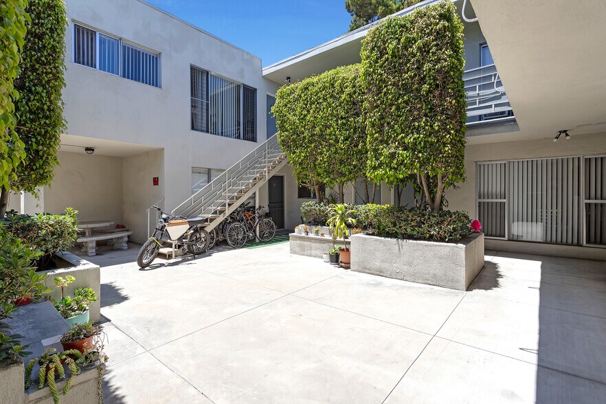 More Photos Of 2820 S Sepulveda Blvd, Los Angeles Apartments For Sale