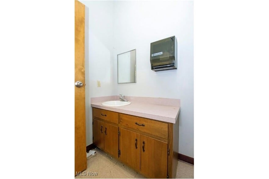 More Photos Of 390 E Wood St, Shreve Flex For Sale
