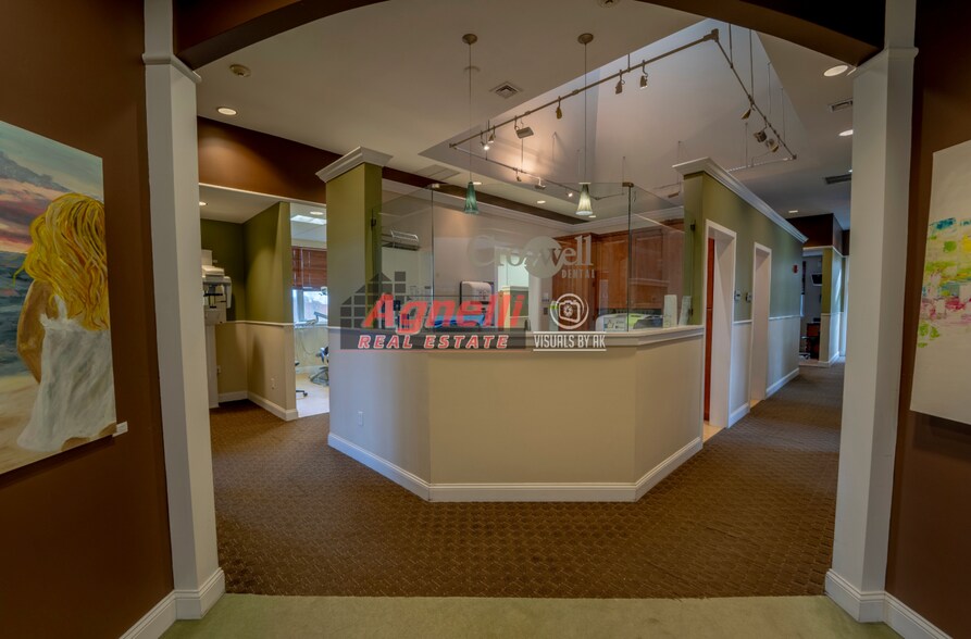 More Photos Of 30 Country Squire Dr, Cromwell Medical For Sale