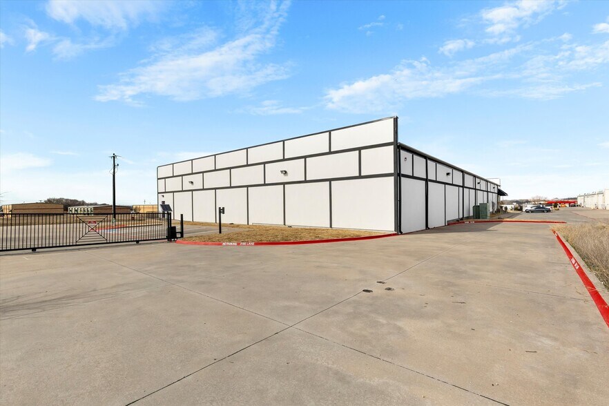 More Photos Of 820 S Central Expy, Anna Warehouse For Sale
