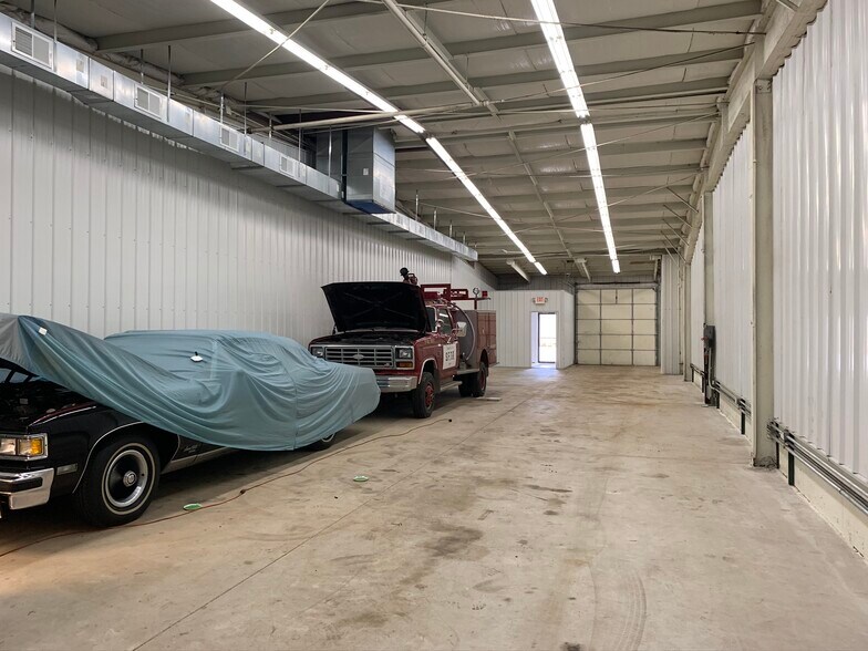 More Photos Of 106 Beaver St, Yorkville Warehouse For Lease