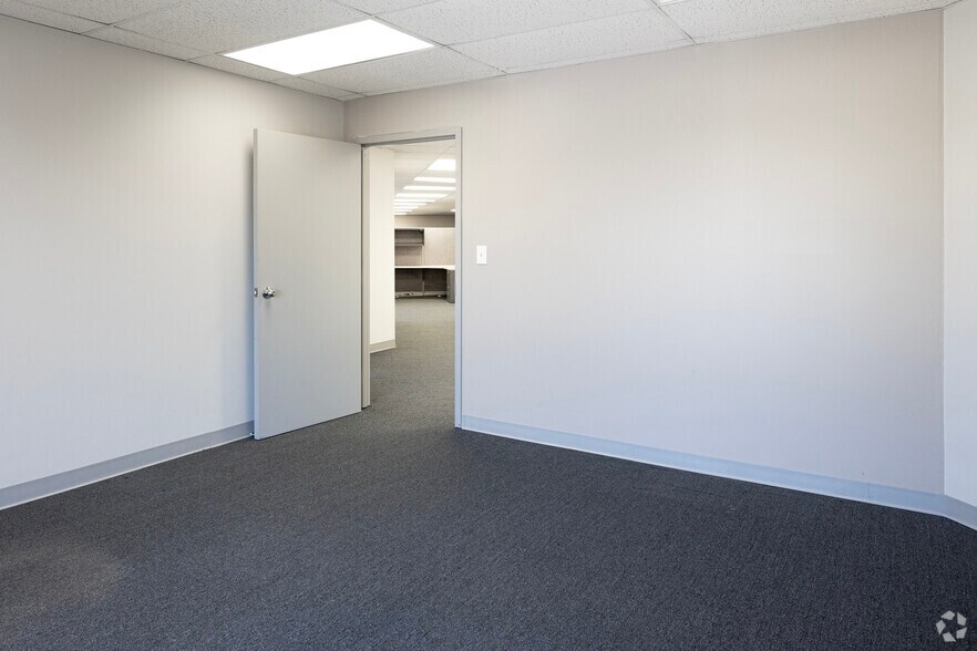 More Photos Of 1400 Renaissance Dr, Park Ridge Office For Sale