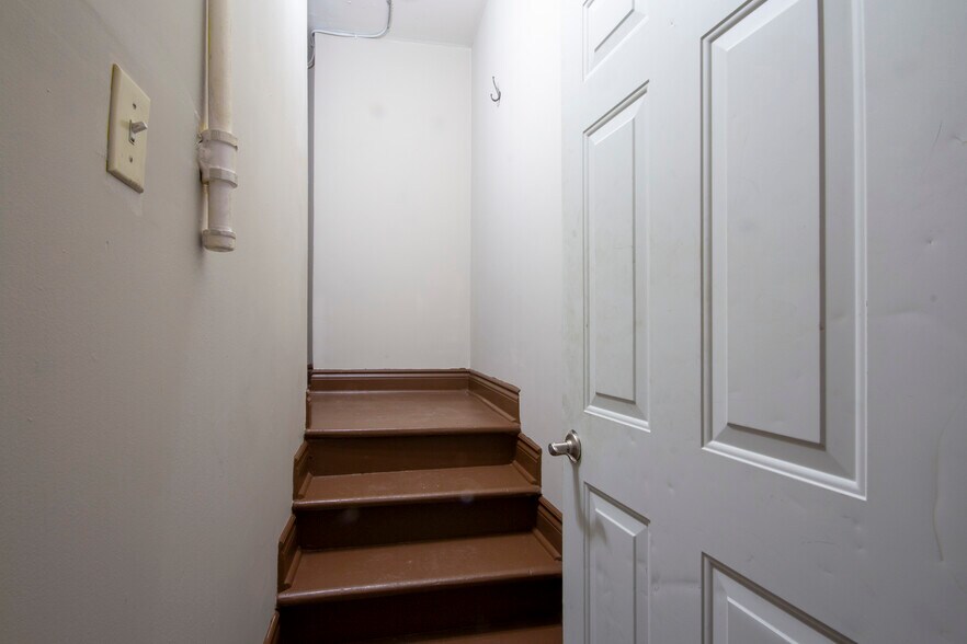 More Photos Of 138 James St N, Hamilton Storefront Retail Residential For Lease