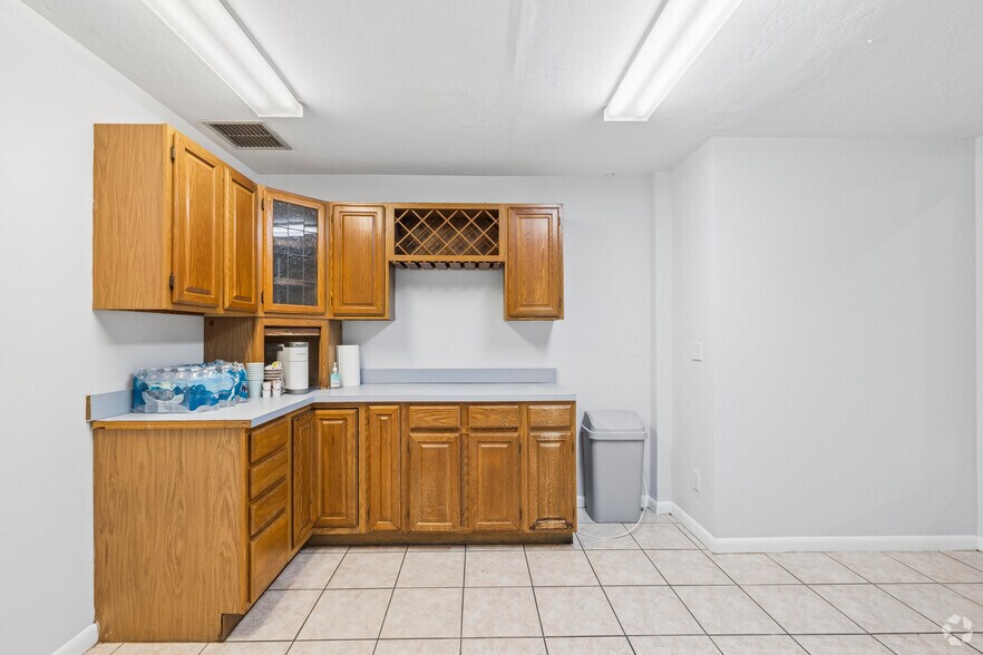 More Photos Of 4408 Corporate Sq, Naples Manufacturing For Sale