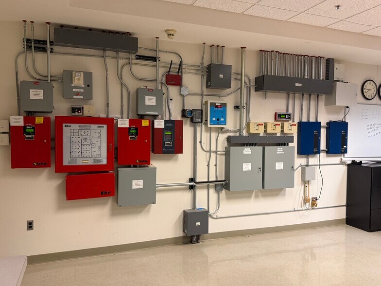 More Photos Of 4407 Alpha Rd, Dallas Industrial For Lease