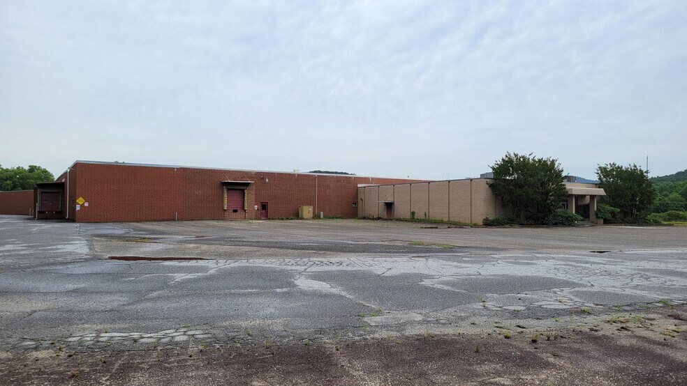 More Photos Of 2040 Norwood St, Lenoir Warehouse For Lease