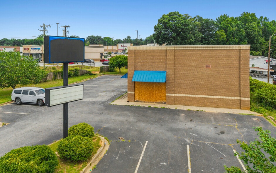 More Photos Of 3110 N Pleasantburg Dr, Greenville Auto Repair For Sale