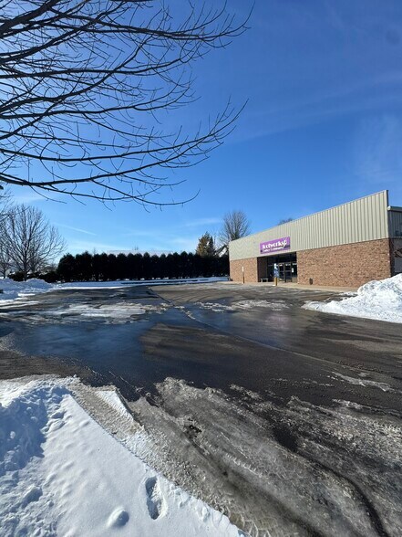 More Photos Of 728 Schelfhout Ln, Kimberly Freestanding For Lease