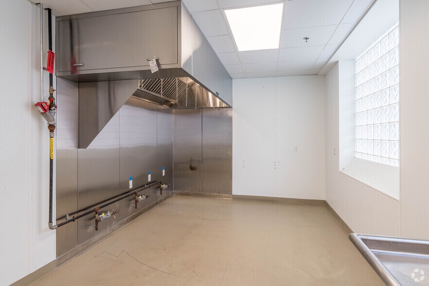 More Photos Of 1015-1025 Currie Ave, Minneapolis General Retail For Lease