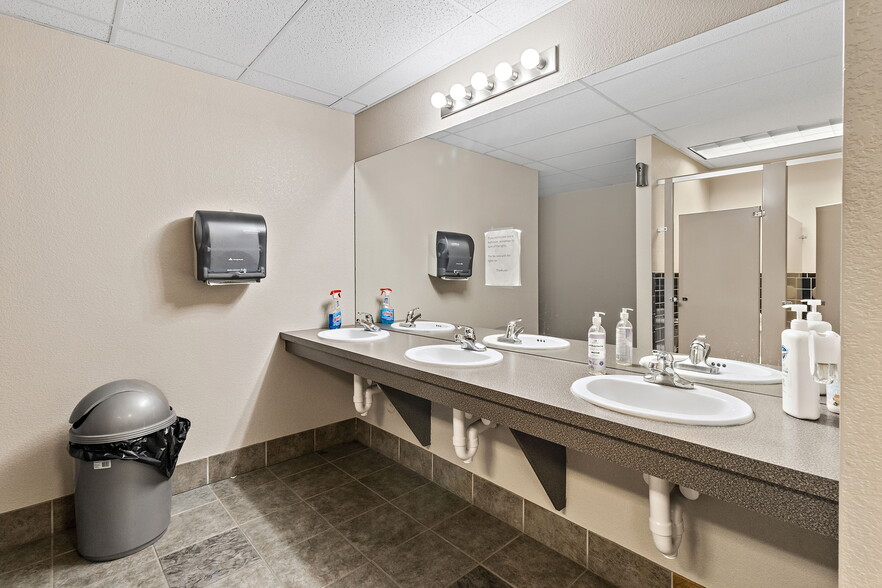 More Photos Of 15534 E Hinsdale Cir, Centennial Light Distribution For Lease