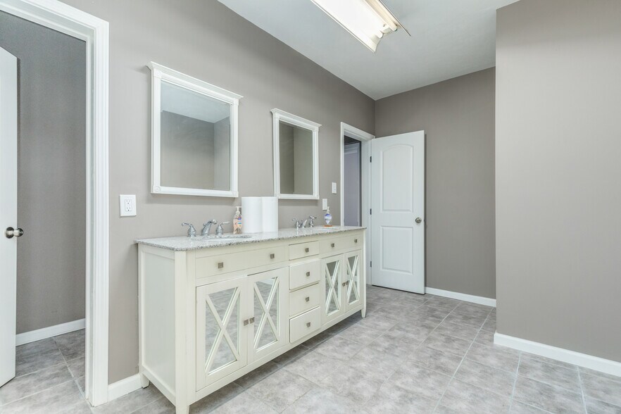 More Photos Of 6609 Olive Blvd, Saint Louis Warehouse For Lease