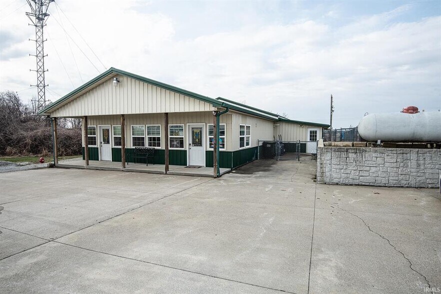 More Photos Of 433 S Hickory Corner Rd, Vincennes Veterinarian Kennel For Sale