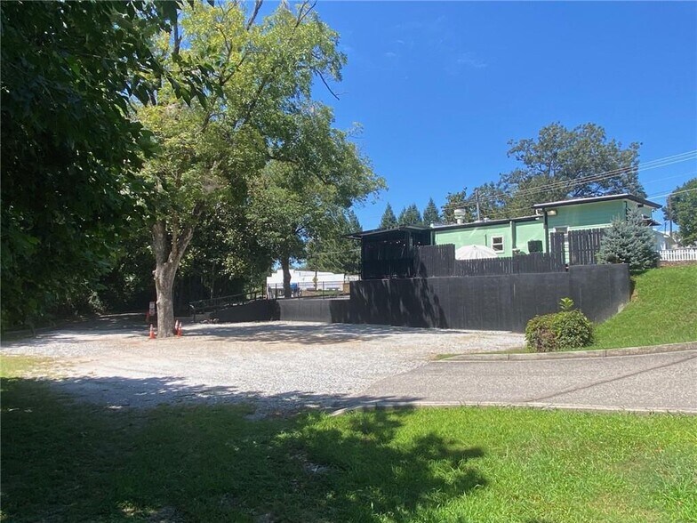 More Photos Of 270 E Main St, Dahlonega Freestanding For Sale