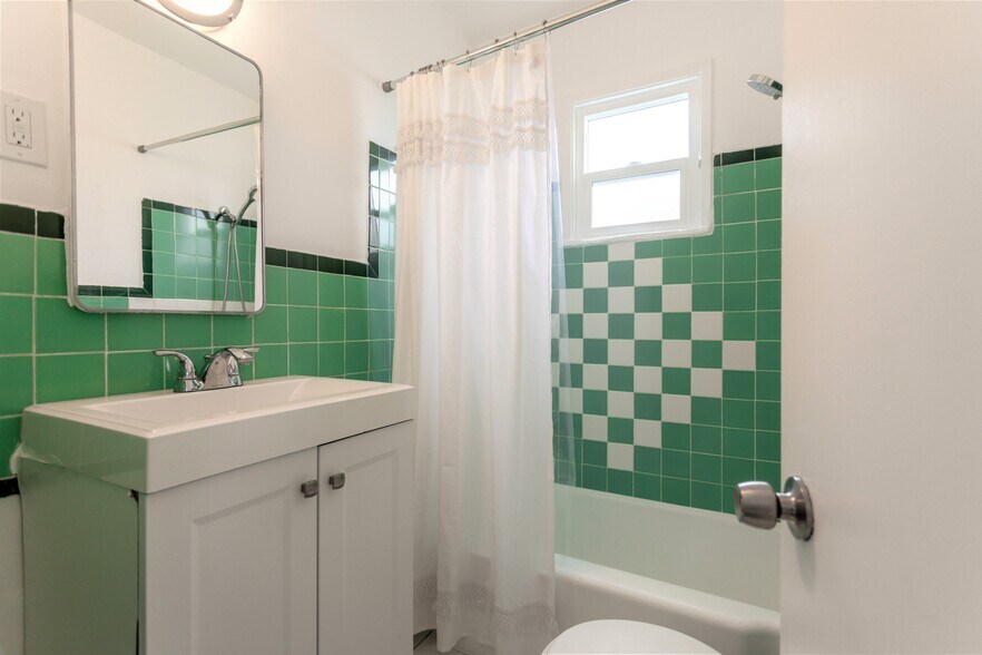 More Photos Of 20 Breeze Ave, Venice Apartments For Sale